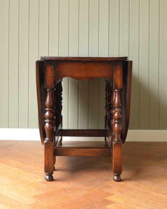 アンティークのテーブル　アンティーク家具　アンティーク英国家具、伸張式ダイニングテーブル（ゲートレッグテーブル） 。意外にコンパクト昔、使わないとき壁にピタッと付けて収納出来るように作られたテーブル。(q-1583-f)