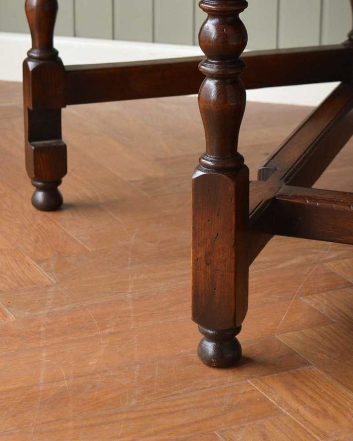 アンティークのテーブル　アンティーク家具　アンティーク英国家具、伸張式ダイニングテーブル（ゲートレッグテーブル） 。持ち上げなくても移動できます！Handleのアンティークは、脚の裏にフェルトキーパーをお付けしていますので、持ち上げなくても床を滑らせて移動させることが出来ます。(q-1583-f)