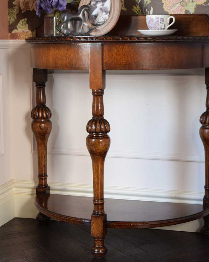 アンティークのテーブル　アンティーク家具　イギリス輸入のアンティーク家具、ハーフムーンの脚が美しいコンソールテーブル。美しいデザインが印象的実用性を求めない見せ場を作ってくれるコンソールは、何より見た目が重要。(q-1584-f)
