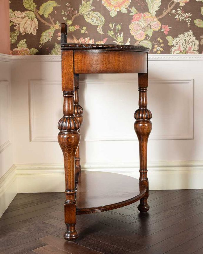 アンティークのテーブル　アンティーク家具　イギリス輸入のアンティーク家具、ハーフムーンの脚が美しいコンソールテーブル。グルッと180度。(q-1584-f)