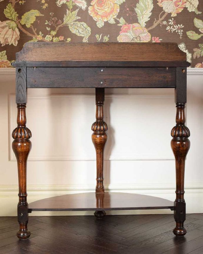 アンティークのテーブル　アンティーク家具　イギリス輸入のアンティーク家具、ハーフムーンの脚が美しいコンソールテーブル。後ろ姿にも自信があります。(q-1584-f)