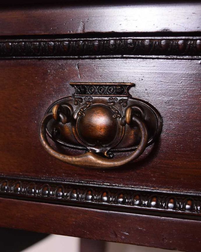 アンティークのデスク・書斎机　アンティーク家具　英国で見つけたアンティーク家具、美しい大人のライティングデスク（収納付き）。こんな場所もアンティークらしくアンティーク家具らしく取っ手のデザインも凝っていて美しいんです。(q-1586-f)