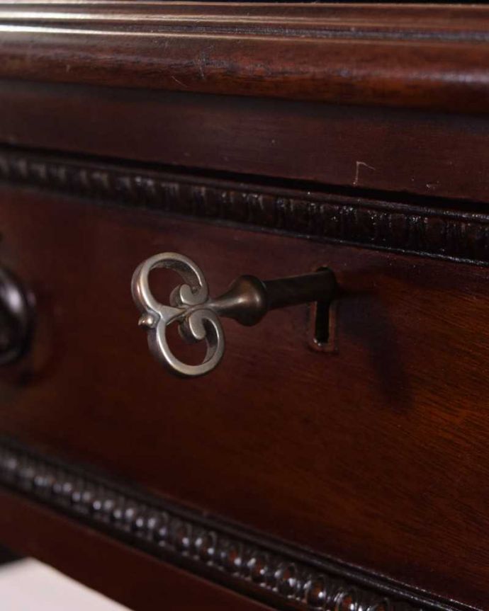 アンティークのデスク・書斎机　アンティーク家具　英国で見つけたアンティーク家具、美しい大人のライティングデスク（収納付き）。引き出しには鍵がついています引き出しにも鍵がついているので大切なものもしまえて安心です。(q-1586-f)