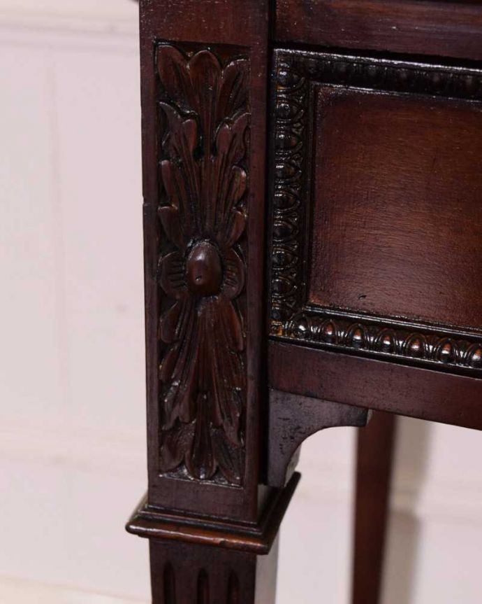 アンティークのデスク・書斎机　アンティーク家具　英国で見つけたアンティーク家具、美しい大人のライティングデスク（収納付き）。うっとりする美しさアンティークだから手に入る美しい彫。(q-1586-f)