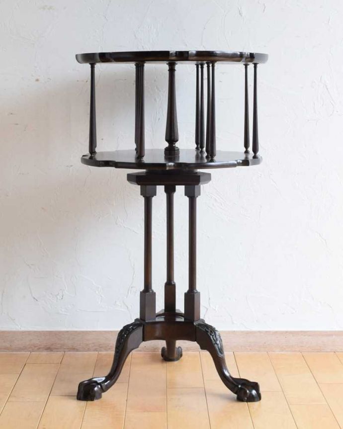 アンティークのテーブル　アンティーク家具　英国で見つけた回転するお洒落で機能的なアンティーク家具、リボルビングブックケース （サイドテーブル）。クルッと回転。(q-1587-f)
