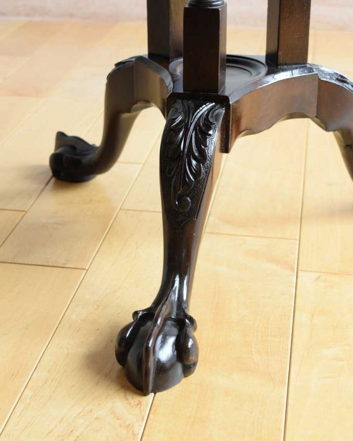 アンティークのテーブル　アンティーク家具　英国で見つけた回転するお洒落で機能的なアンティーク家具、リボルビングブックケース （サイドテーブル）。持ち上げなくても移動できます！Handleのアンティークは、脚の裏にフェルトキーパーをお付けしていますので、床を滑らせて簡単に移動が出来ます。(q-1587-f)