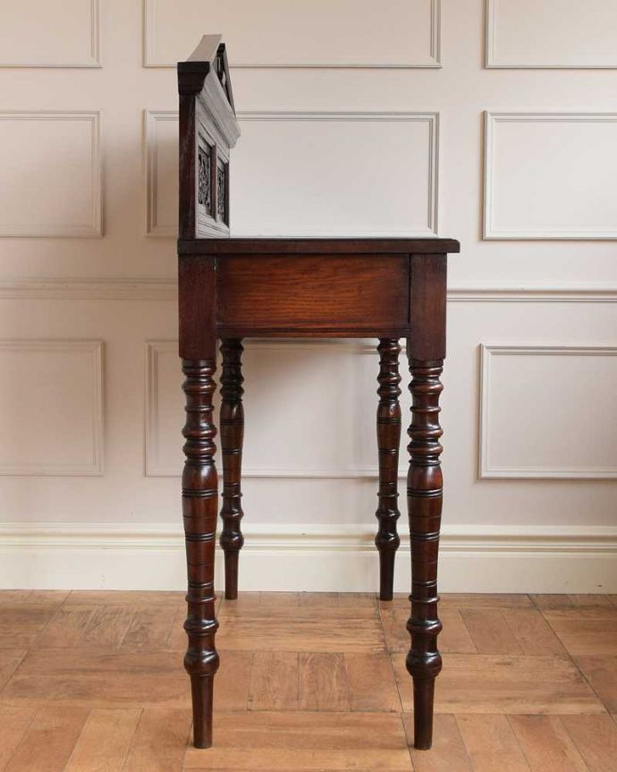 アンティークのテーブル　アンティーク家具　彫刻が美しいアンティーク家具、英国のホールテーブル（引き出し付き）。横顔も美しく！こんな風に見えますもちろん、横側もキレイに修復しているので、横から見てもキレイです。(q-1589-f)