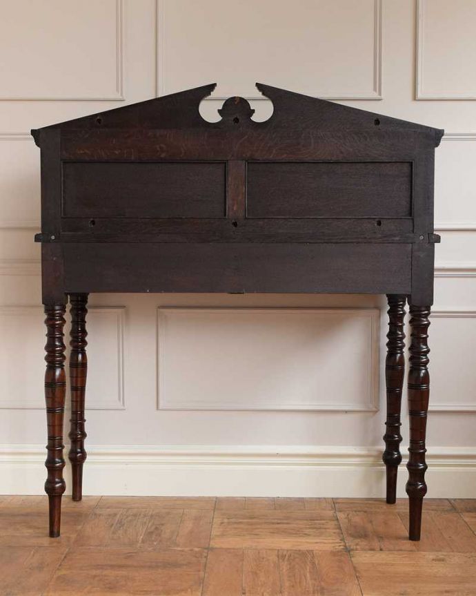 アンティークのテーブル　アンティーク家具　彫刻が美しいアンティーク家具、英国のホールテーブル（引き出し付き）。後ろ姿もキレイなんです。(q-1589-f)