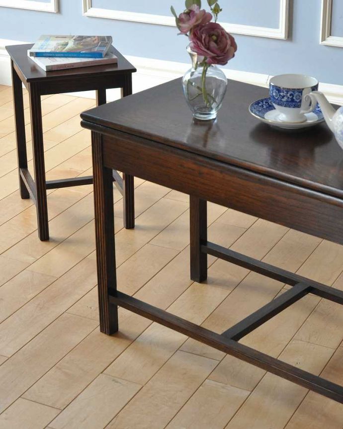 アンティークのテーブル　アンティーク家具　３つのテーブルがセットになったイギリスのアンティーク家具（伸張式テーブル付き）。一緒でも、バラバラでも使い方は自由自在のアンティーク。(q-1590-f)