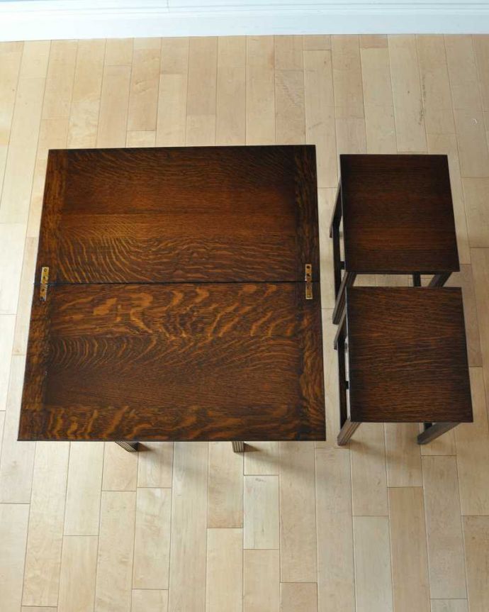 アンティークのテーブル　アンティーク家具　３つのテーブルがセットになったイギリスのアンティーク家具（伸張式テーブル付き）。3つを並べて上から見てみましょう大中小3つを並べてみると、こんな感じです。(q-1590-f)