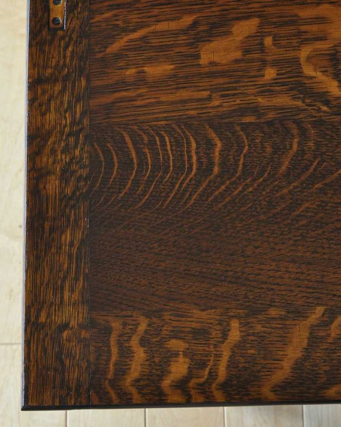 アンティークのテーブル　アンティーク家具　３つのテーブルがセットになったイギリスのアンティーク家具（伸張式テーブル付き）。天板も修復したのでキレイです修復の時、古い塗装を剥離して再塗装してあるので天板もピカピカです。(q-1590-f)