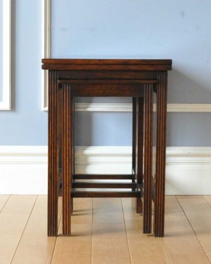 アンティークのテーブル　アンティーク家具　３つのテーブルがセットになったイギリスのアンティーク家具（伸張式テーブル付き）。横から見てみると･･･お揃いの脚が3つがキレイに重なって、とっても美しい横顔。(q-1590-f)