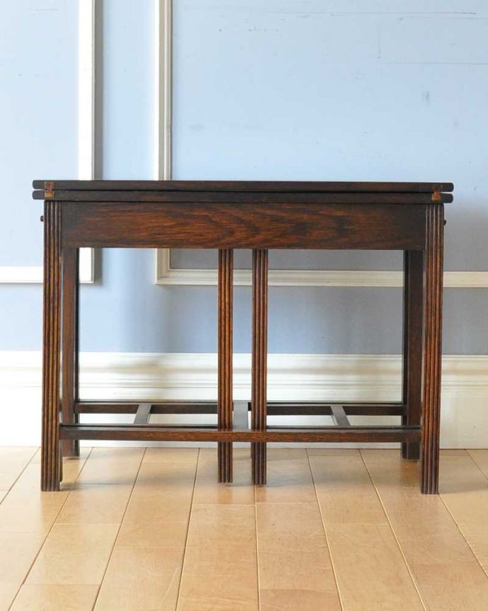 アンティークのテーブル　アンティーク家具　３つのテーブルがセットになったイギリスのアンティーク家具（伸張式テーブル付き）。見る角度によって見え方が違います。(q-1590-f)