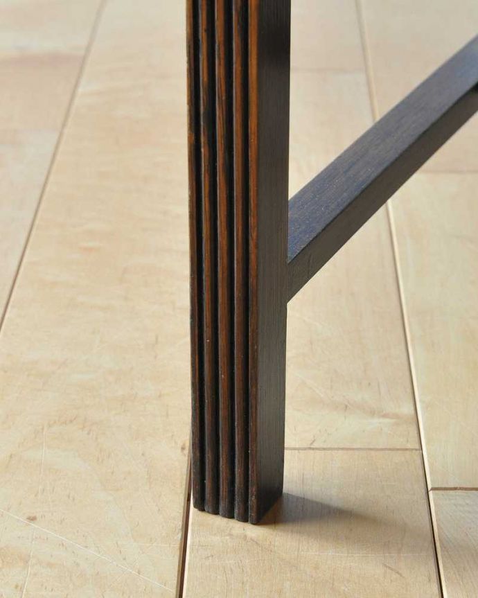 アンティークのテーブル　アンティーク家具　３つのテーブルがセットになったイギリスのアンティーク家具（伸張式テーブル付き）。持ち上げなくても移動できます！Handleのアンティークは、脚の裏にフェルトキーパーをお付けしていますので、床を滑らせてれば移動が簡単です。(q-1590-f)