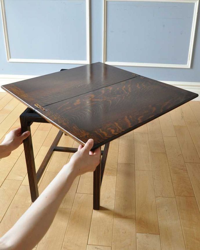 アンティークのテーブル　アンティーク家具　３つのテーブルがセットになったイギリスのアンティーク家具（伸張式テーブル付き）。簡単に開きます女性１人で、簡単に天板を開くことができます。(q-1590-f)