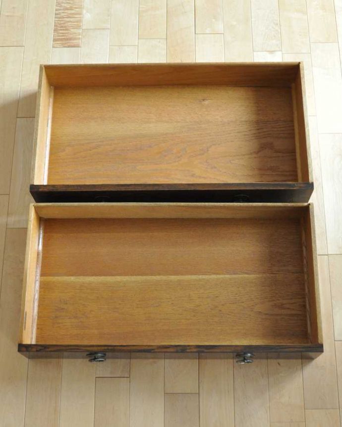 アンティークのチェスト　アンティーク家具　扉と引き出しが付いた英国輸入家具、アンティークカップボードチェスト（食器棚）。キレイに修復しました。(q-1591-f)