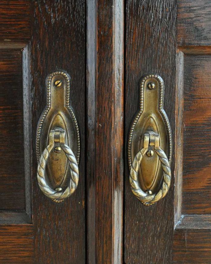 アンティークのチェスト　アンティーク家具　扉と引き出しが付いた英国輸入家具、アンティークカップボードチェスト（食器棚）。アクセサリーの様な取っ手。(q-1591-f)