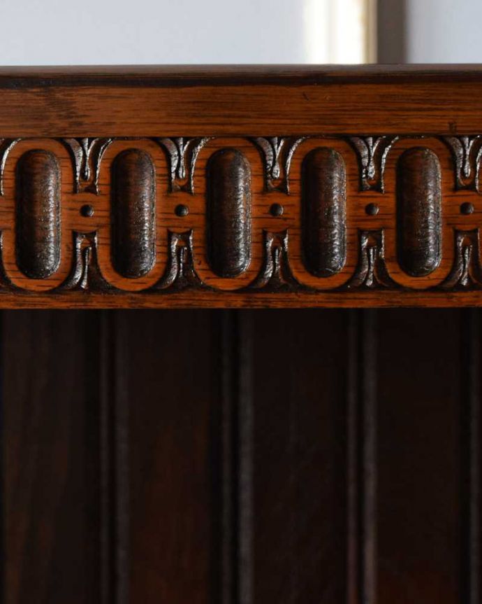 アンティークのキャビネット　アンティーク家具　英国輸入のアンティーク家具、重厚なオープン棚のブックシェルフ（本棚）。惚れ惚れしちゃう美しさこんなに堅い無垢材に一体どうやって彫ったんだろう？と不思議になるくらい細かい彫にうっとりです。(q-1592-f)