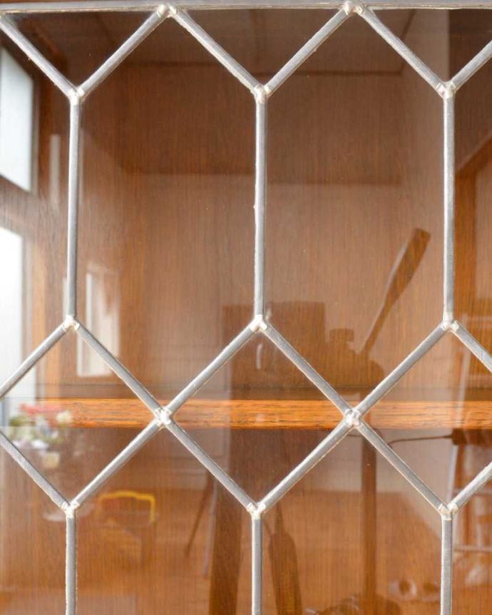 アンティークのキャビネット　アンティーク家具　六角形のガラス模様がキレイな英国のブックケース（本棚）、かっこいいアンティーク家具。アンティークのガラスの美しさガラスも古いアンティークのステンドグラスは独特の雰囲気が魅力。(q-1593-f)