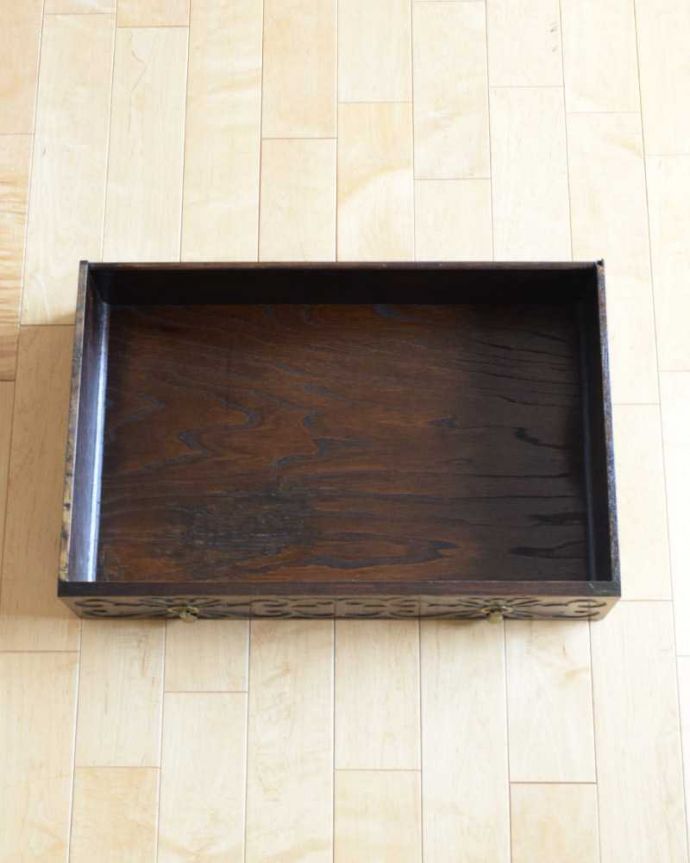 アンティークのテーブル　アンティーク家具　英国で見つけた引き出し付きのアンティークコンソールテーブル（サイドテーブル）。引き出しの中もキレイですちょっとした引き出しはとっても便利に使えます。(q-1594-f)