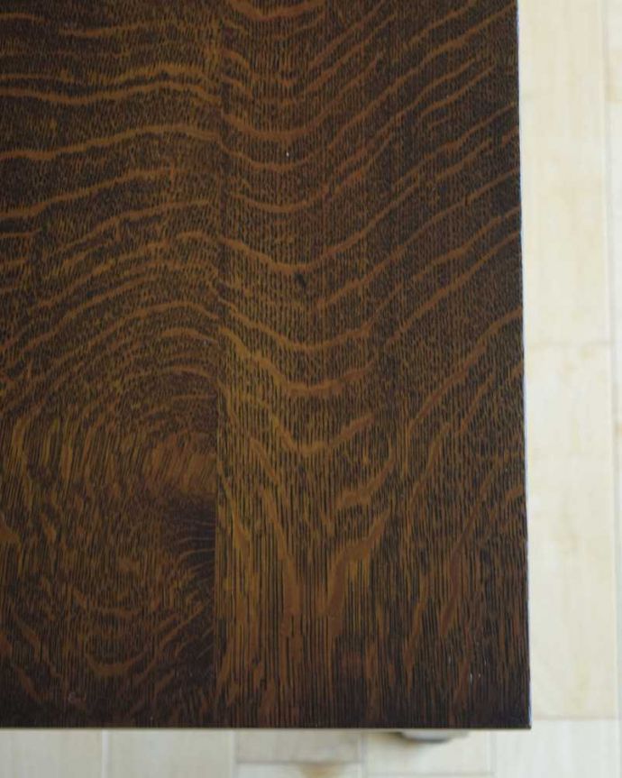 アンティークのテーブル　アンティーク家具　英国で見つけた引き出し付きのアンティークコンソールテーブル（サイドテーブル）。天板を近づいてみると…アンティークだから手に入れることが出来る天板に使われている銘木の美しさにうっとりです。(q-1594-f)