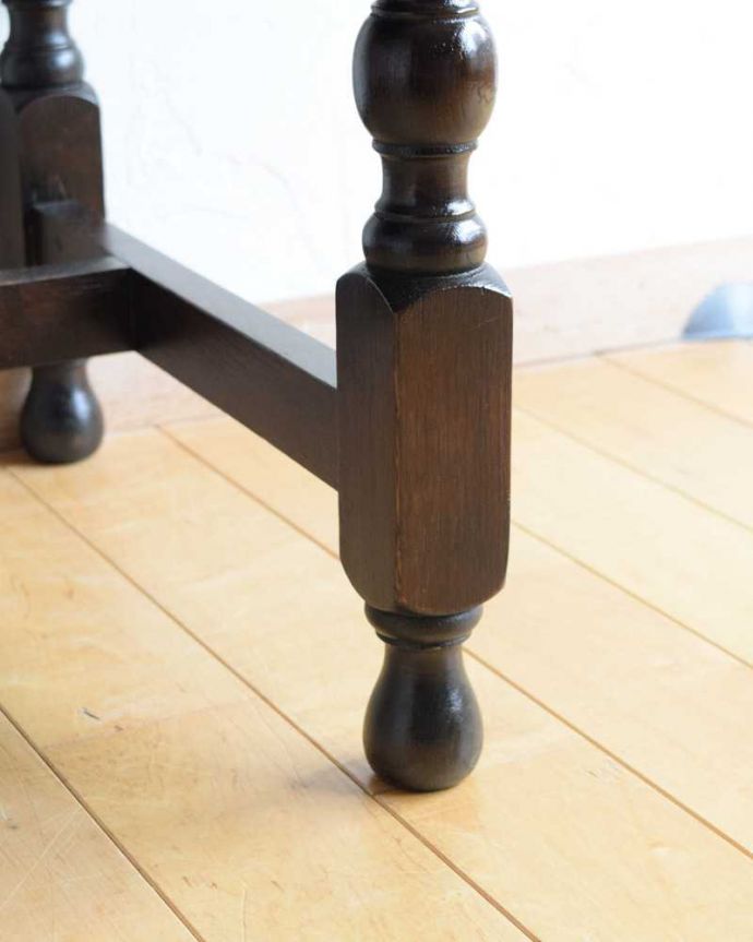 アンティークのテーブル　アンティーク家具　英国で見つけた引き出し付きのアンティークコンソールテーブル（サイドテーブル）。移動もラクラクですHandleのアンティークは、脚の裏にフェルトキーパーをお付けしています。(q-1594-f)