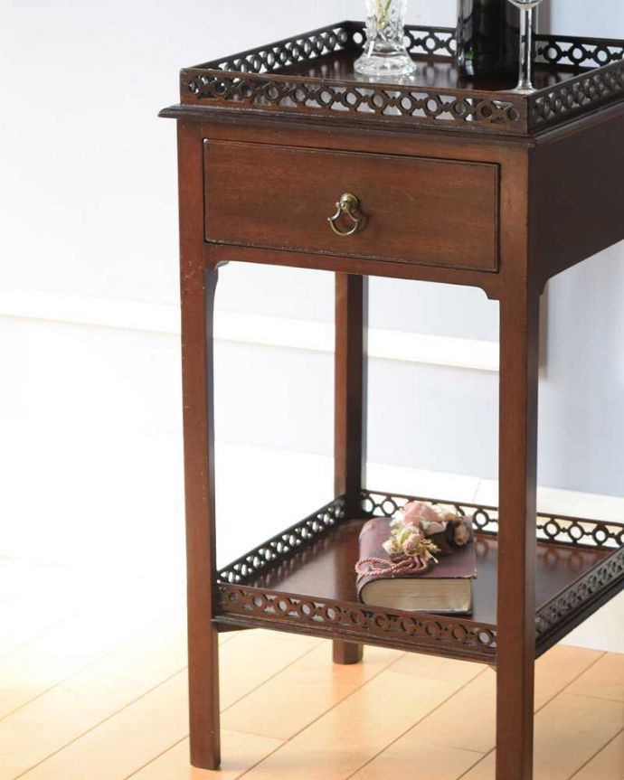 アンティークのテーブル　アンティーク家具　英国のアンティーク家具、美しい透かし彫りのオケージョナルテーブル（サイドテーブル）。上品で優雅なアンティーク凛とした雰囲気が漂うアンティークらしい立ち姿のサイドテーブル。(q-1595-f)