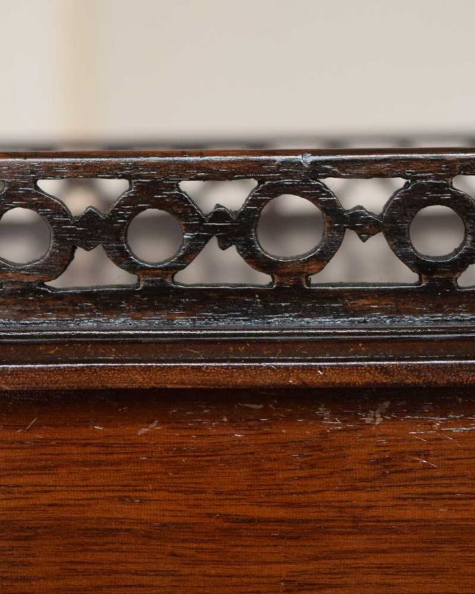 アンティークのテーブル　アンティーク家具　英国のアンティーク家具、美しい透かし彫りのオケージョナルテーブル（サイドテーブル）。うっとりする美しさアンティークだから手に入る美しい彫。(q-1595-f)