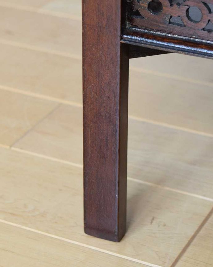 アンティークのテーブル　アンティーク家具　英国のアンティーク家具、美しい透かし彫りのオケージョナルテーブル（サイドテーブル）。持ち上げなくても大丈夫！Handleのアンティークは、脚の裏にフェルトキーパーをお付けしています。(q-1595-f)