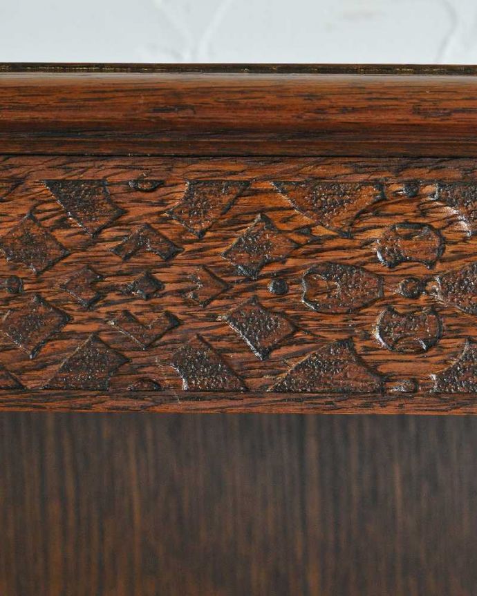 アンティークのキャビネット　アンティーク家具　英国輸入のアンティーク家具、彫刻がかっこいいオープン棚のブックシェルフ（本棚）。惚れ惚れしちゃう美しさこんなに堅い無垢材に一体どうやって彫ったんだろう？と不思議になるくらい細かい彫にうっとりです。(q-1597-f)