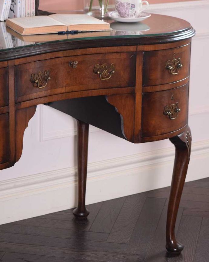 アンティークのデスク・書斎机　アンティーク家具　英国のアンティーク家具、上品なシルエットのアンティークデスク（ガラス天板）。アンティークらしい銘木の木目の美しさ本来、機能的に使われる家具デスクも、アンティークだと木目の美しさが楽しめる家具に。(q-1598-f)