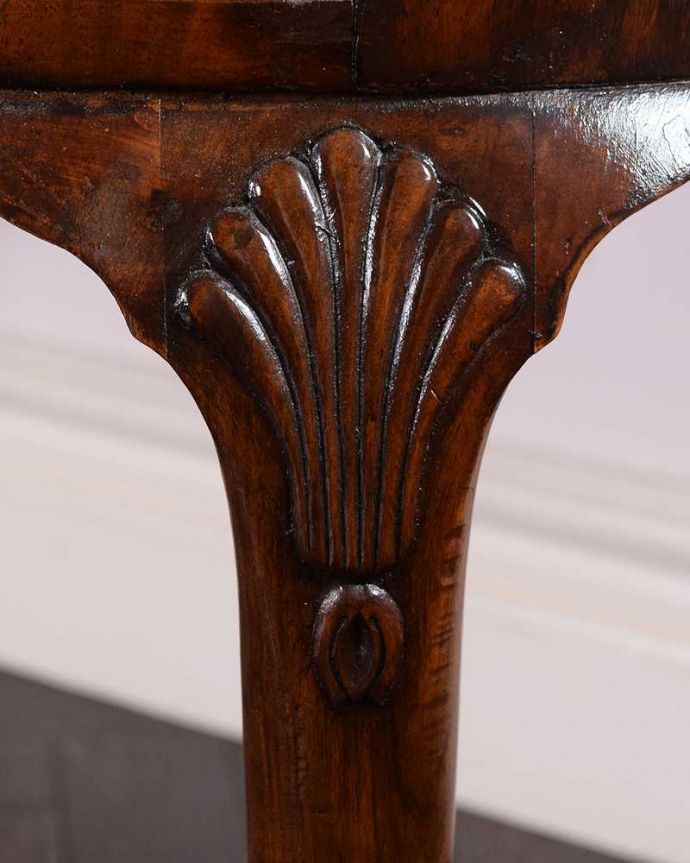 アンティークのデスク・書斎机　アンティーク家具　英国のアンティーク家具、上品なシルエットのアンティークデスク（ガラス天板）。惚れ惚れしちゃう美しさこんなに堅い無垢材に一体どうやって彫ったんだろう？と不思議になるくらい細かい彫にうっとりです。(q-1598-f)