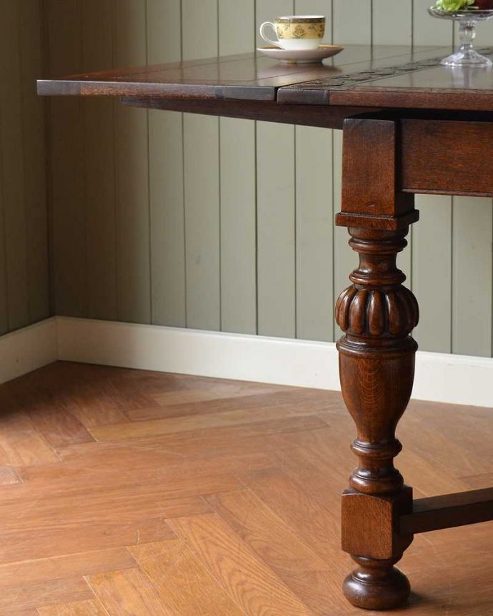 アンティークのテーブル　アンティーク家具　天板にお花がたっぷり彫刻された華やかなドローリーフテーブル、英国輸入の伸張式アンティーク家具。やっぱり目が行く重厚なデザインの脚重厚な雰囲気のバルボスレッグと呼ばれる美しい脚が一番の特長。(q-1599-f)