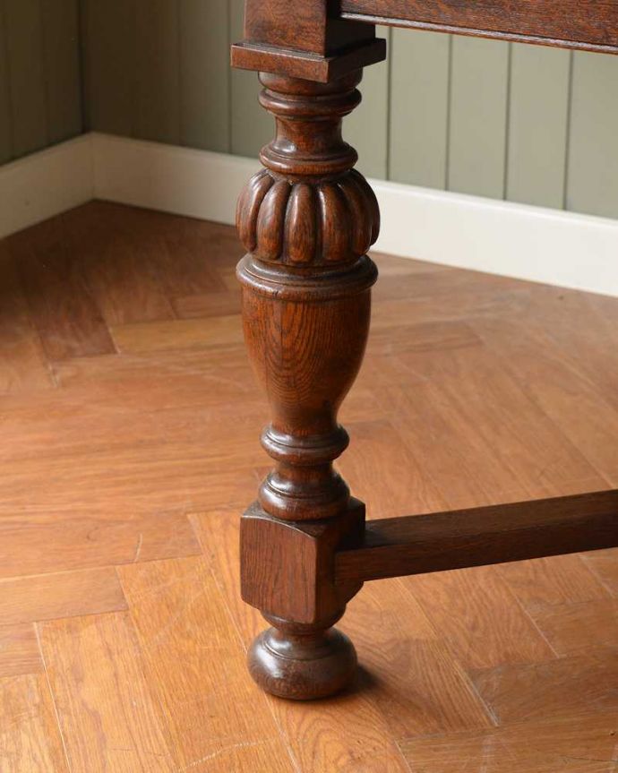 アンティークのテーブル　アンティーク家具　天板にお花がたっぷり彫刻された華やかなドローリーフテーブル、英国輸入の伸張式アンティーク家具。持ち上げなくても移動できます！Handleのアンティークは、脚の裏にフェルトキーパーをお付けしていますので、持ち上げなくても床を滑らせて移動させることが出来ます。(q-1599-f)