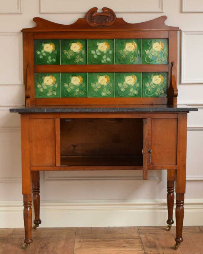 サイドボード　アンティーク家具　グリーン×バラのタイルが美しいウォッシュスタンド、英国輸入のアンティーク家具。扉を開いた中もキレイです。(q-1601-f)