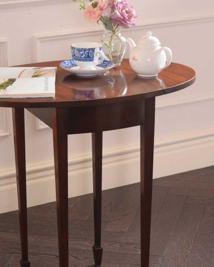 アンティークのテーブル　アンティーク家具　アンティークの英国家具、美しい長い脚の伸張式のティーテーブル。ストレートでスッキリとカッコいい脚スッキリとした脚は、どんなインテリアのお部屋にも合わせやすいです。(q-1603-f)