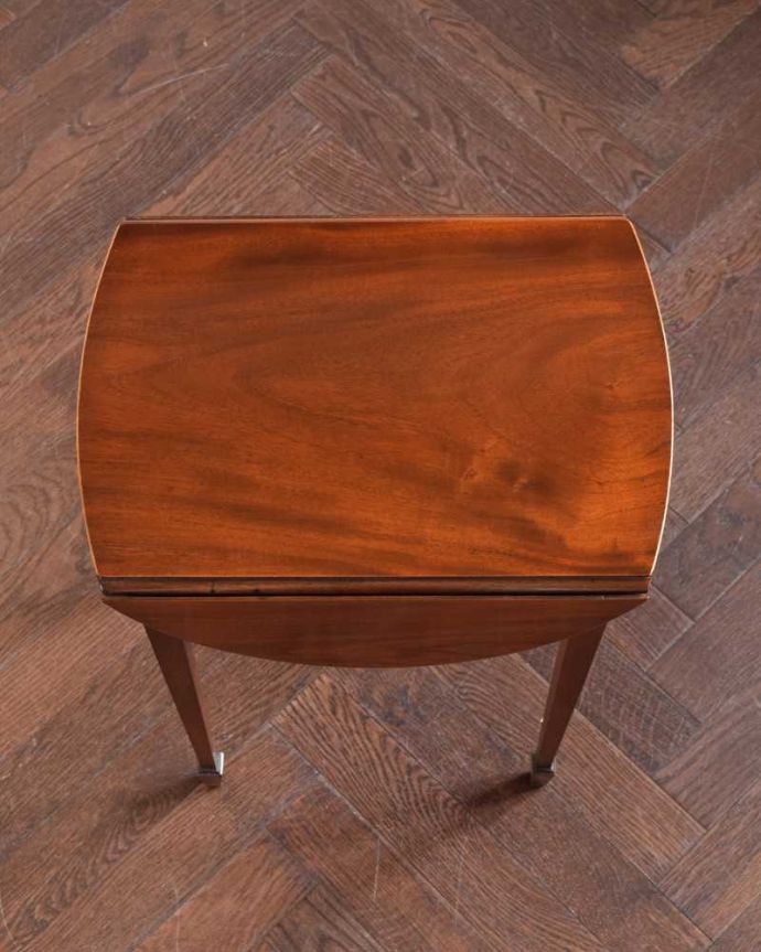 アンティークのテーブル　アンティーク家具　アンティークの英国家具、美しい長い脚の伸張式のティーテーブル。畳むとこんなにスリムなサイズリーフを閉じた状態のテーブルを上から見るとこんな感じ。(q-1603-f)