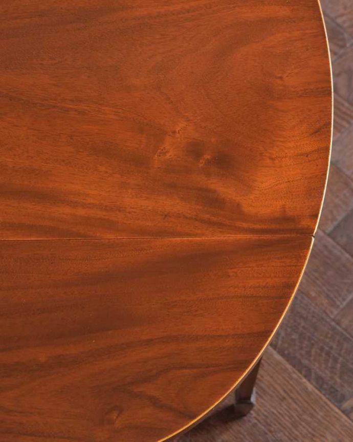 アンティークのテーブル　アンティーク家具　アンティークの英国家具、美しい長い脚の伸張式のティーテーブル。近づいて見てみると･･･時間と手間暇を掛けて職人が丁寧にお直しした天板は、木目も美しく見えます。(q-1603-f)