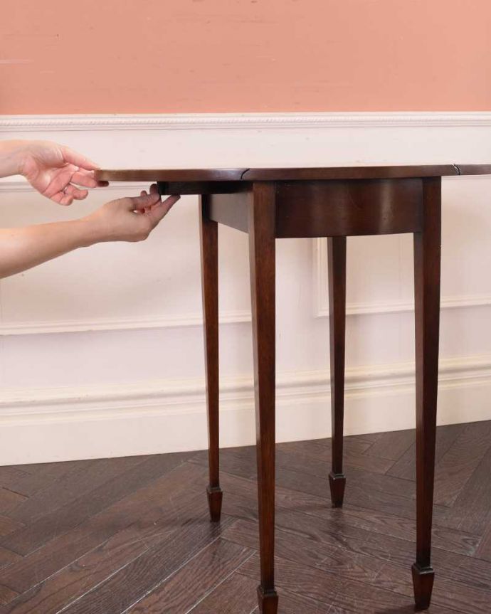 アンティークのテーブル　アンティーク家具　アンティークの英国家具、美しい長い脚の伸張式のティーテーブル。あっという間にサイズ変更OK！天板を上に持ち上げてレバーを引っ張り出すだけで、女性でもあっという間にサイズが変えれます。(q-1603-f)