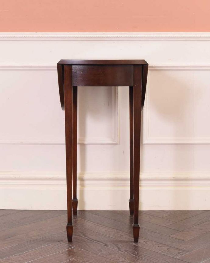 アンティークのテーブル　アンティーク家具　アンティークの英国家具、美しい長い脚の伸張式のティーテーブル。横から見てみると･･･リーフを畳めばとてもコンパクト。(q-1603-f)