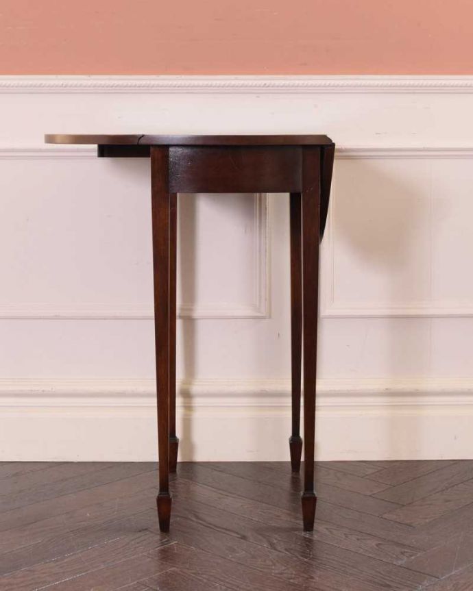 アンティークのテーブル　アンティーク家具　アンティークの英国家具、美しい長い脚の伸張式のティーテーブル。片方だけ開いて使えます片方の羽を開くとこんな感じ。(q-1603-f)