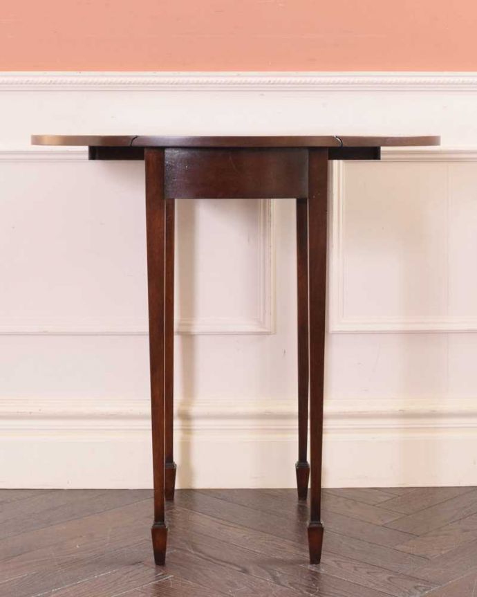アンティークのテーブル　アンティーク家具　アンティークの英国家具、美しい長い脚の伸張式のティーテーブル。両方開いたらこんな感じ開いても閉じても、自由に使える便利さが魅力です。(q-1603-f)