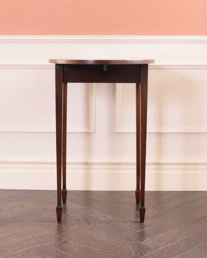 アンティークのテーブル　アンティーク家具　アンティークの英国家具、美しい長い脚の伸張式のティーテーブル。クルッと回転。(q-1603-f)