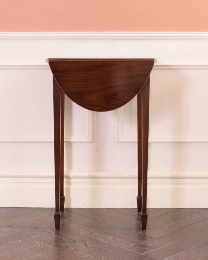 アンティークのテーブル　アンティーク家具　アンティークの英国家具、美しい長い脚の伸張式のティーテーブル。壁にピタッ！閉じてしまえば壁にピタッと付けて使える家具。(q-1603-f)