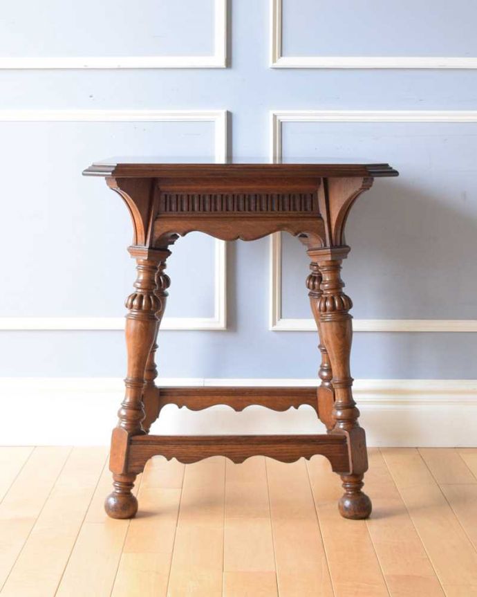 アンティークのテーブル　アンティーク家具　彫りがたっぷりなアンティークの英国家具、脚の装飾が美しいオケージョナルテーブル。横から見た姿もステキ横から見るとこんな感じです。(q-1604-f)
