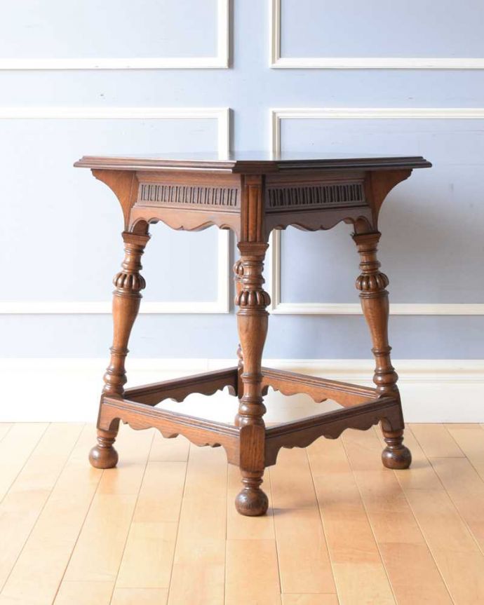 アンティークのテーブル　アンティーク家具　彫りがたっぷりなアンティークの英国家具、脚の装飾が美しいオケージョナルテーブル。クルッと回転。(q-1604-f)