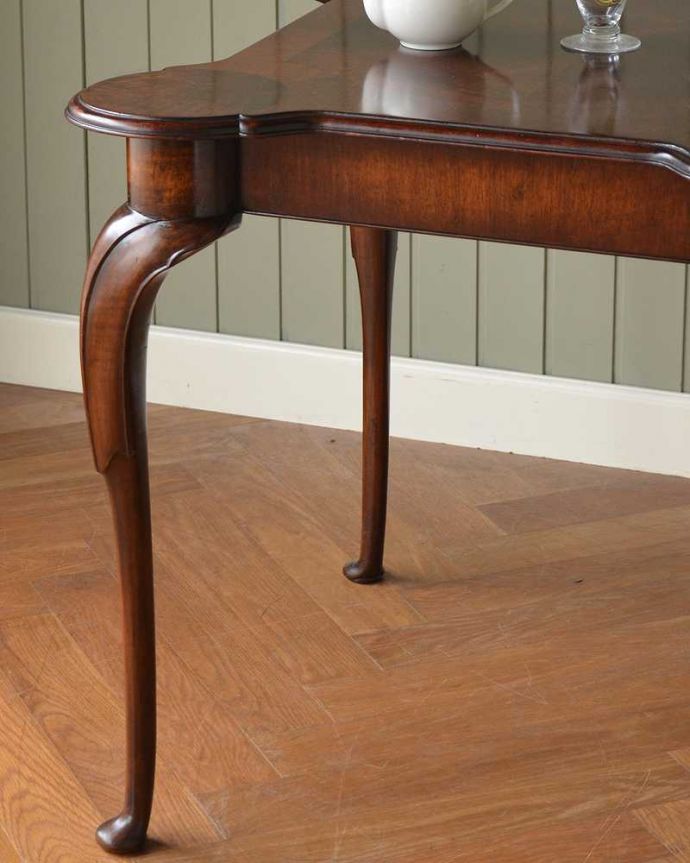 アンティークのテーブル　アンティーク家具　英国アンティーク家具、クラシックなデザインのティーテーブル。上品で優雅なアンティーク凛とした雰囲気が漂うアンティークらしい立ち姿のテーブル。(q-1605-f)