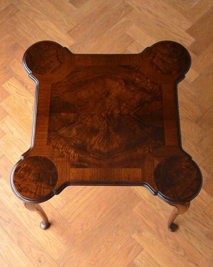 アンティークのテーブル　アンティーク家具　英国アンティーク家具、クラシックなデザインのティーテーブル。天板の形を見てみると･･･テーブルの形を上から見ると、こんな感じです。(q-1605-f)