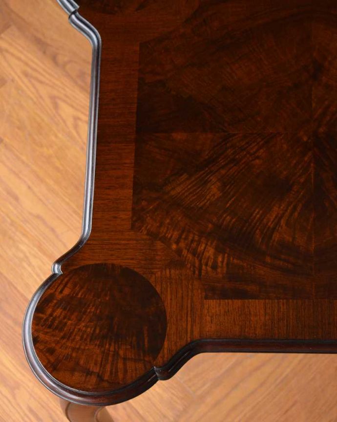 アンティークのテーブル　アンティーク家具　英国アンティーク家具、クラシックなデザインのティーテーブル。天板を近づいてみると…アンティークだから手に入れることが出来る天板に使われている銘木の美しさにうっとりです。(q-1605-f)