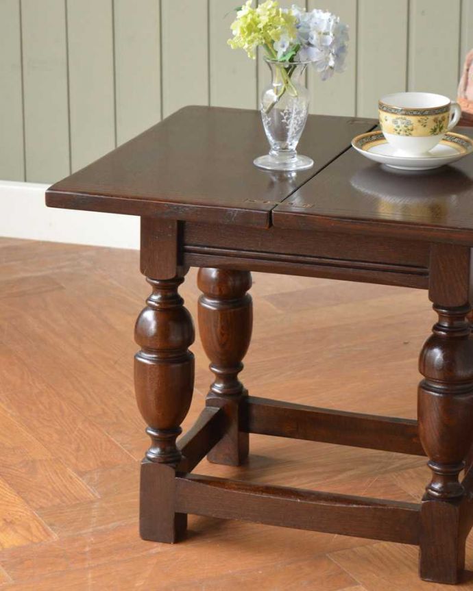 アンティークのテーブル　アンティーク家具　イギリスで見つけたアンティーク輸入家具、伸張式の小さなコーヒーテーブル。英国アンティークらしい脚の美しさが自慢どこに置いても魅了されてしまう脚のデザインの美しさ。(q-1606-f)